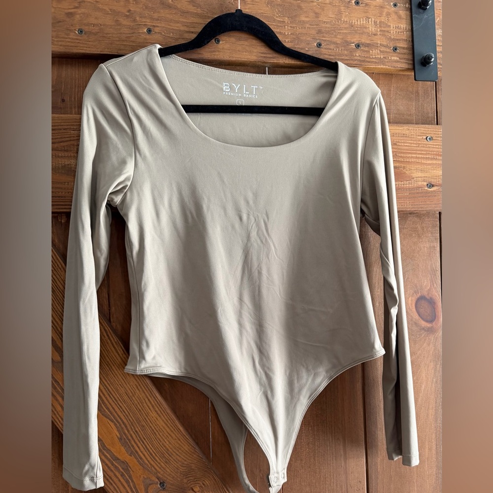 Bylt basics Women's Long Sleeve Scoop Neck Bodysuit in Taupe
